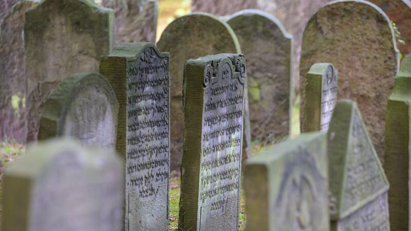 Blick auf Grabsteine mit hebräischen Inschriften auf einem Jüdischen Friedhof.