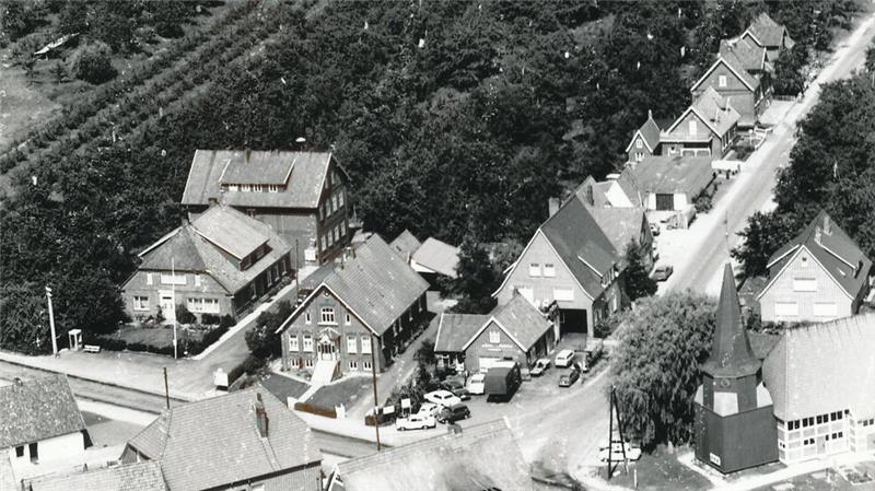 Alte Grenze wiederhergestellt: Grünendeich erhält Land von Steinkirchen zurück Blick auf Grünendeich im Jahr 1972: Zu sehen sind die St.-Marien-Kirche (rechts) und die ehemalige Schule vor dem Umbau zum Rathaus (links).