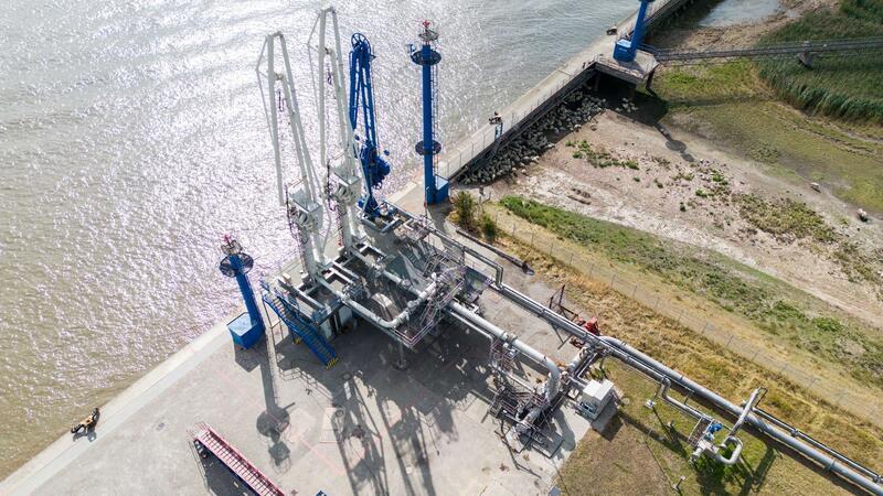 Blick auf Hafenanlagen und eine Gas-Pipeline am Hafen Brunsbüttel.