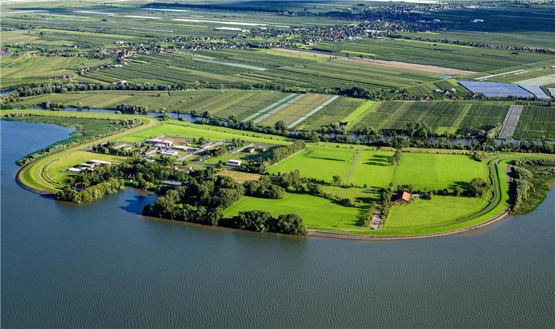 Blick auf Hahnöfersand: Links sind das Gefängnis und der Hafen zu sehen. Hier sollen das Vier-Sterne-Hotel sowie Ferienappartements entstehen.