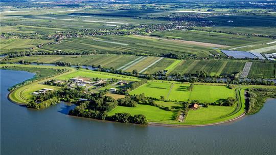 Blick auf Hahnöfersand: Links sind das Gefängnis und der Hafen zu sehen, rechts der Schafstall des Deichverbandes. Oberhalb der Borsteler Binnenelbe sind die Schallen und die K39 zu sehen.