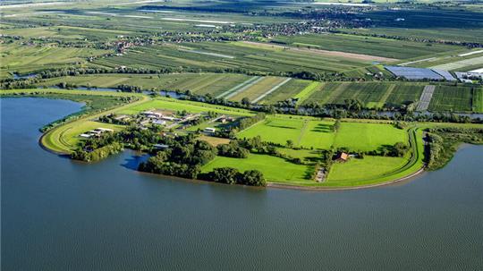 Blick auf Hahnöfersand: Links sind das Gefängnis und der Hafen zu sehen, rechts der Schafstall des Deichverbandes.