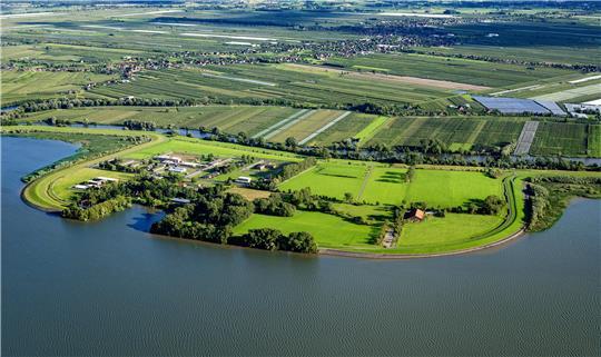 Blick auf Hahnöfersand: Links sind das Gefängnis und der Hafen zu sehen, rechts der Schafstall des Deichverbandes. Oberhalb der Borsteler Binnenelbe sind die Schallen und die K39 zu sehen.