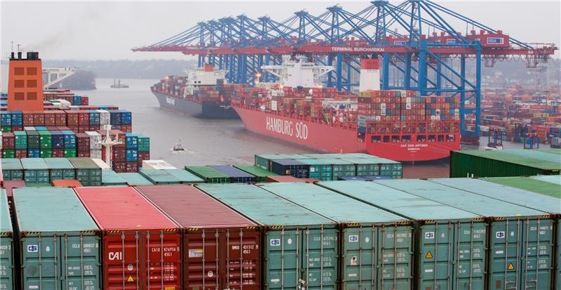 Klaus Moritz schwebt über den Containern Blick auf Kaimauer und Brücken des HHLA-Containerterminals Burchardkai . Er hat eine Fläche von ungefähr 1,4 Quadratkilometern, ist damit etwa so groß wie Monaco und bietet Platz für bis zu 35 000 Container. Foto dpa