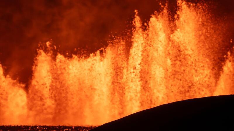 Vier Kilometer langer Riss - Neuer Vulkanausbruch auf Island Blick auf Lavafontänen, die aus der neuen Eruptionsspalte am Vulkansystem Svartsengi in Island ausströmen.