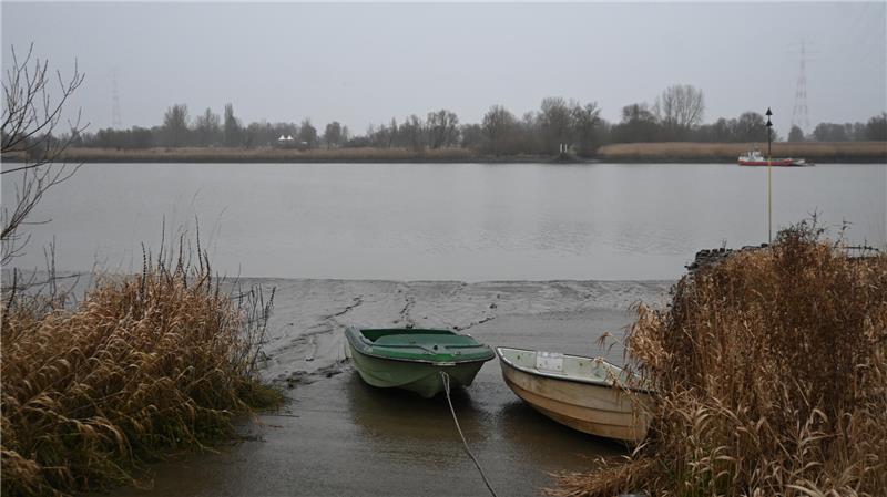 Blick auf Lühesand: Auf der anderen Seite sind Gasthaus und Pavillons zu erkennen.