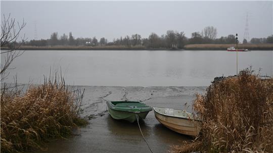 Blick auf Lühesand: Auf der anderen Seite sind Gasthaus und Pavillons zu erkennen.