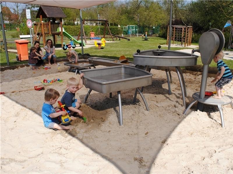 Blick auf Matsch-Ecke und Spielplatz.