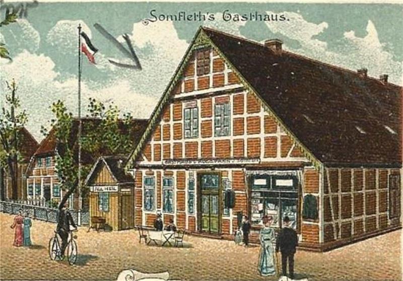 Blick auf Somfleth‘s Gasthaus im Jahr 1908 an der Dorfstraße in Mittelnkirchen, vorne rechts ist der Krämer zu sehen, links die kleine Kegelbahn.