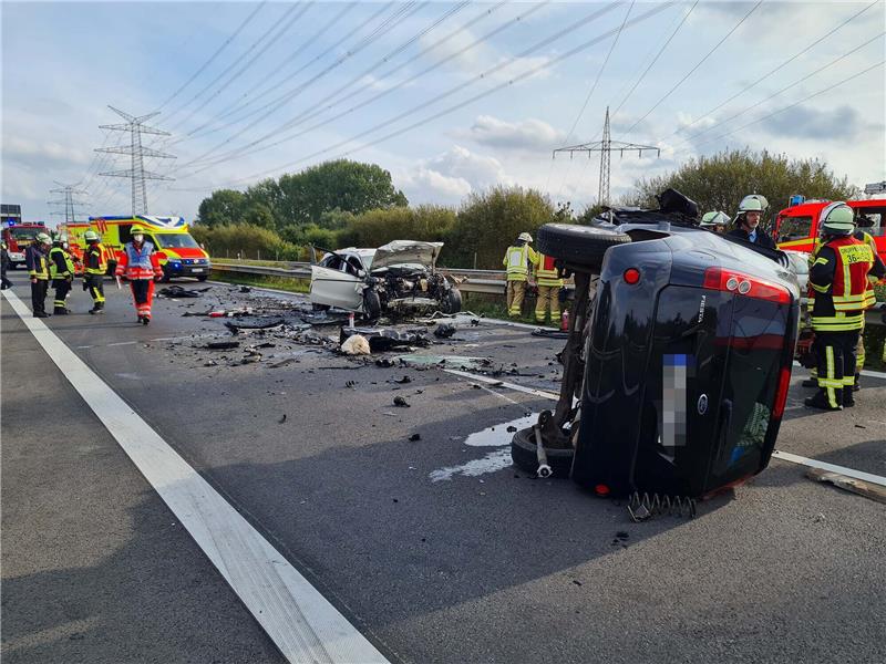 A-26-Drama mit zwei Toten: Geisterfahrerin war 87-jährige Frau aus Hemmoor Blick auf Unfallstelle und die mit Trümmerteilen übersäte Einsatzstelle auf der A 26. Fotos: Beneke