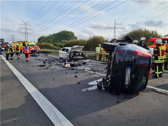 Blick auf Unfallstelle und die mit Trümmerteilen übersäte Einsatzstelle auf der A 26. Fotos: Beneke