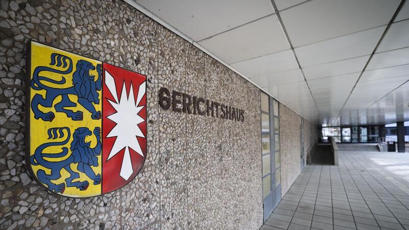 Blick auf Wappen und Schriftzug im Eingangsbereich zum Gerichtshaus.