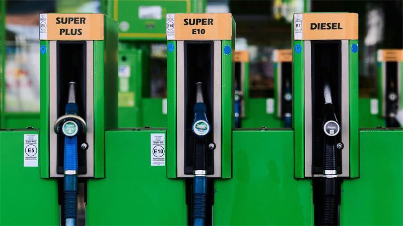 Blick auf Zapfsäulen für Benzin und Diesel an einer Tankstelle in Dresden.
