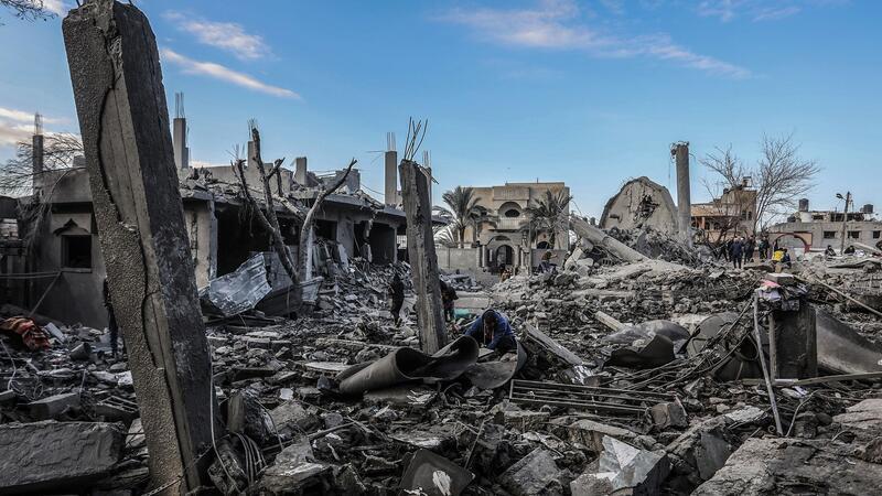 Bericht: Hälfte der Gaza-Gebäude beschädigt oder zerstört Blick auf beschädigte Häuser im Gazastreifen nach einem israelischen Luftangriff.