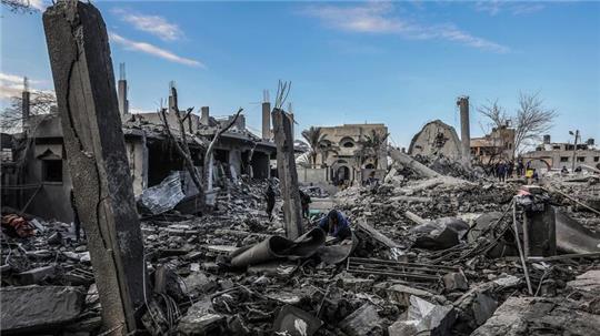 Blick auf beschädigte Häuser im Gazastreifen nach einem israelischen Luftangriff.