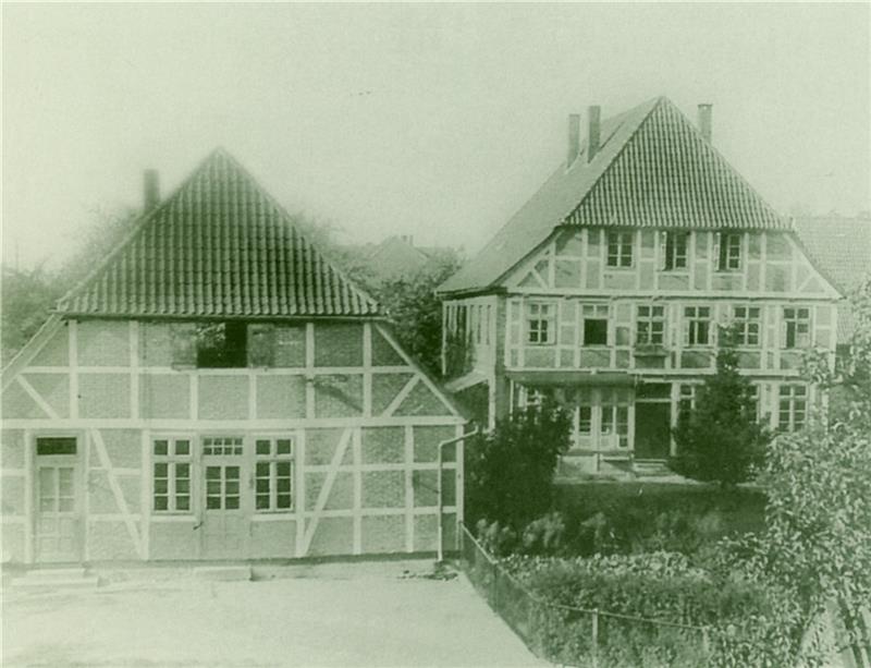 Blick auf das 1669 errichtete „Pastorat“ und den Kindergarten (links) in Jork, untergebracht in der Pfarrscheune, erbaut 1855. Foto Altländer Archiv