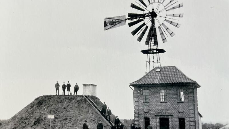 Sanierungsfall: Wasserwerk am Leineweberstieg in Horneburg vor Abriss Blick auf das 1924 erbaute und im Januar 1925 in Betrieb gegangene Wasserwerk des Flecken Horneburg am Leineweberstieg.