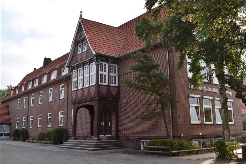 Blick auf das 1951 errichtete Hauptgebäude der sanierungsbedürftigen und zu kleinen Grundschule „Am Westerminnerweg“ in Jork. Laut Finanzplanung soll der Neu- oder Umbau im Jahr 2022 in Angriff genommen werden, inklusive einer Schulsporthal