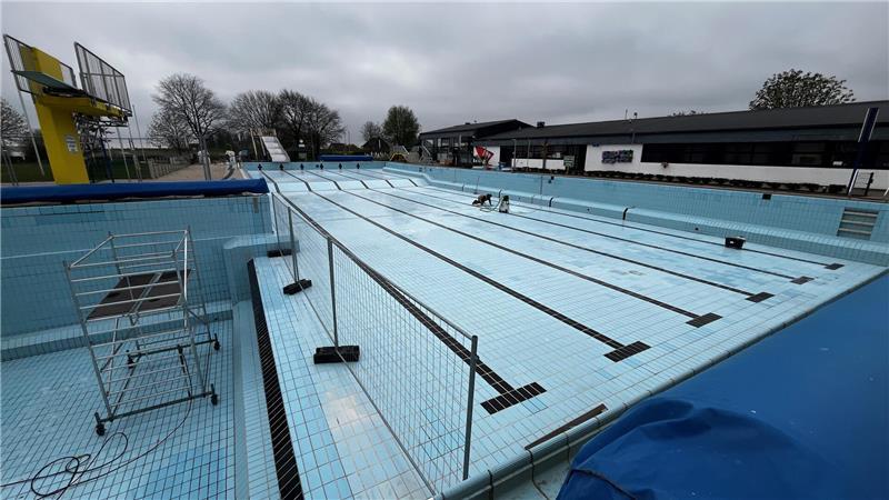 Blick auf das 1974 eröffnete Freibad von Hollern-Twielenfleth.