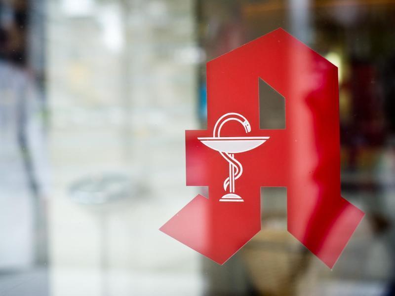 Wie Apotheker das Impfen lernen Blick auf das Apothekenzeichen an einer Apotheke. Foto: picture alliance/dpa/Symbolbild