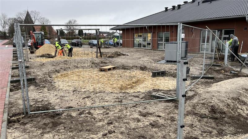 Blick auf das Außengelände der Kita St. Mauritius an der Vorderstraße in Hollern. Der Zaun ist in Arbeit, die Schaukel ist gesetzt.