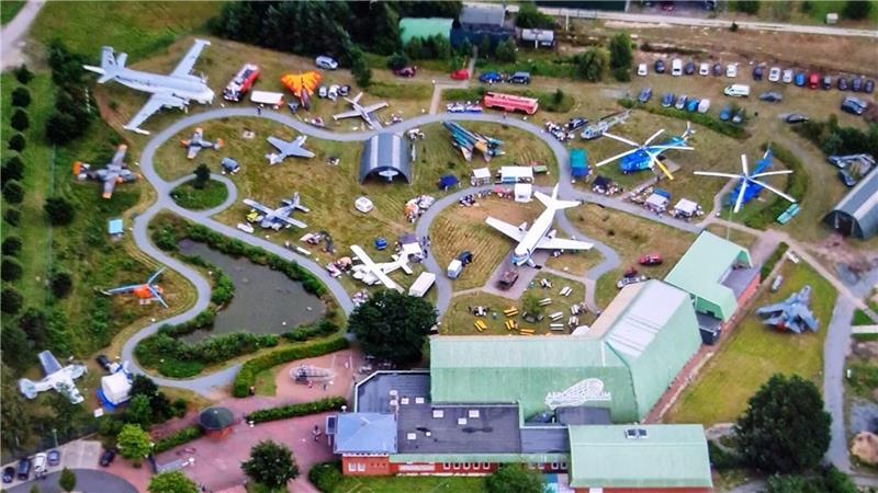 „Sea King“ in Nordholz: Aeronauticum zeigt die Marineflieger-Ikone Blick auf das Außengelände des Nordholzer Aeronauticums aus der Luft. Viele Original-Flugobjekte sind hier ausgestellt. In der ehemaligen „Kanzlermaschine“ (Bildmitte, weiß) befindet sich eine Außenstelle des Standesamtes Wurster Nordseeküste.