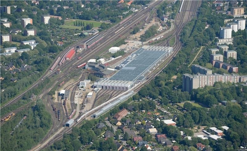 Blick auf das Bahnbetriebswerk Hamburg-Eidelstedt der Deutsche Bahn AG (Mitte) und den S-Bahnhof Elbgaustraße (links), im Vordergrund ist die Waschanlage für ICE-Züge zu sehen. Mit der Verlegung des Fernbahnhofes Hamburg-Altona soll die Aut