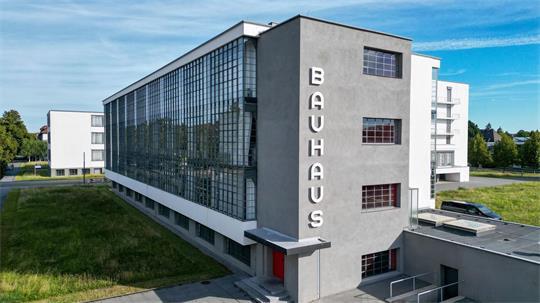 Blick auf das Bauhausgebäude in der Gropiusallee in Dessau - Ende 1925 zog das Bauhaus von Weimar nach Dessau und erlebte dort seine Blütezeit. 