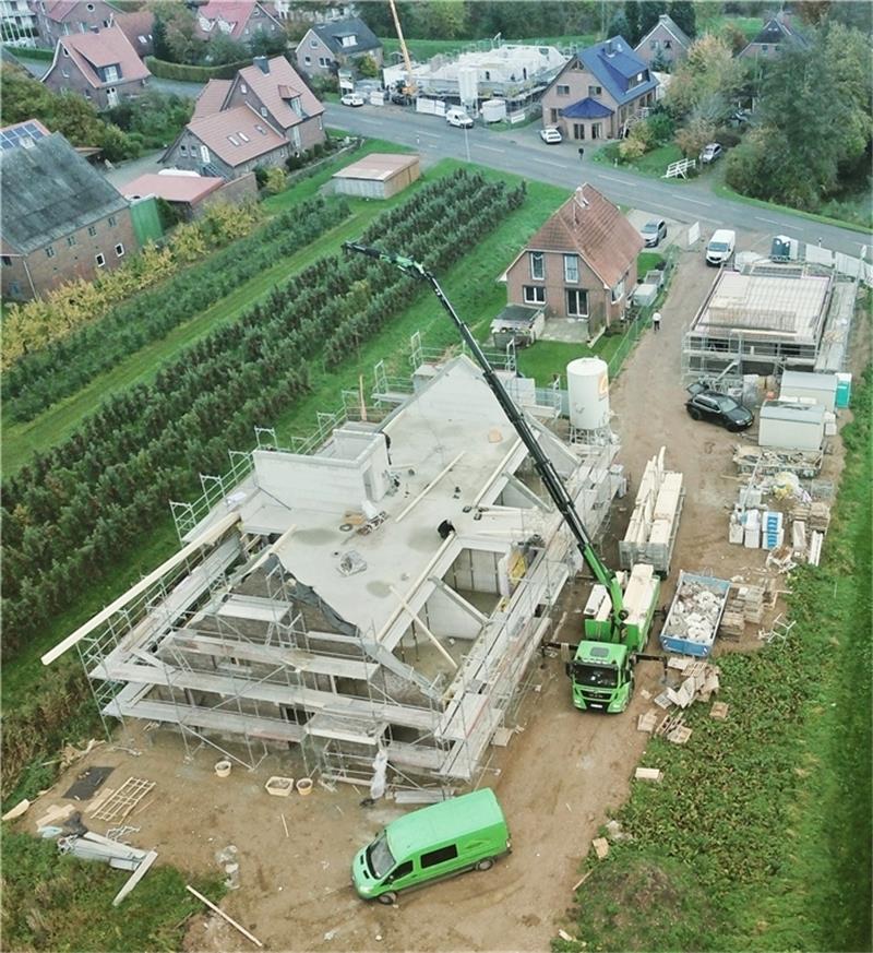 Neue Wohnungen entstehen in Jork-Königreich Blick auf das Bauprojekt an der Königreicher Straße, laut Wohnraumversorgungskonzept des Kreises Stade müssten jährlich bis zu 21 Einfamilien- und zehn Mehrfamilienhäuser in Jork errichtet werden. Foto: Schulenburg