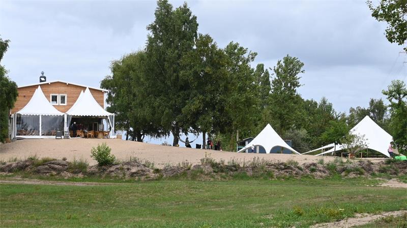 Lühesand: Ausflügler können im Club Willson die Seele baumeln lassen Blick auf das Bistro auf dem Campingplatz auf Lühesand.