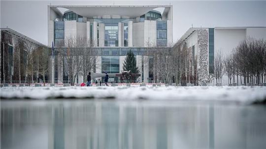 Blick auf das Bundeskanzleramt. Neun Förderprogramme werden aufgrund der Ausgabensperre im Haushalt vorläufig gestoppt.