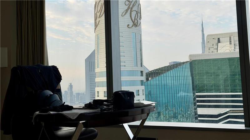 Blick auf das Burj Khalifa aus Tidiks Hotelzimmer in Dubai.