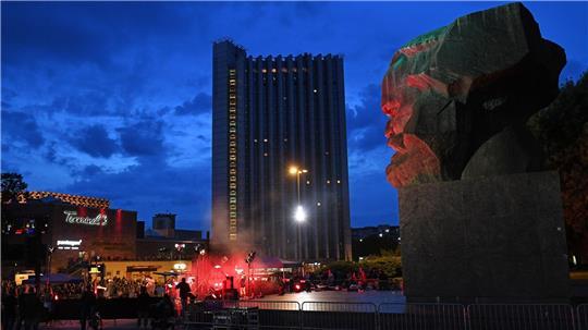Blick auf das Congress Hotel unweit des Karl-Marx-Monuments in Chemnitz (Archivbild)