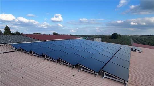 Blick auf das Dach des Obsthofs Bremer in Neuenkirchen. Die Bürger-Energie-Genossenschaft Altes Land und Horneburg hat eine Photovoltaikanlage installiert.
