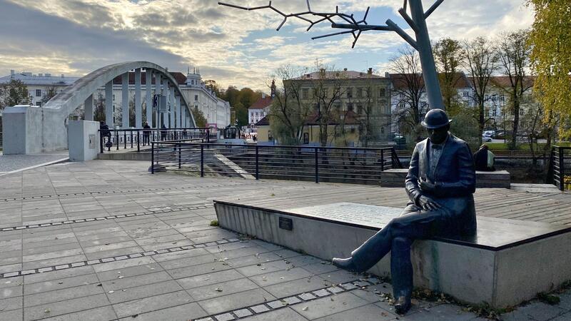 Blick auf das Denkmal für den estnischen Journalisten und Dichter Johann Voldemar Jannsen in Tartu.