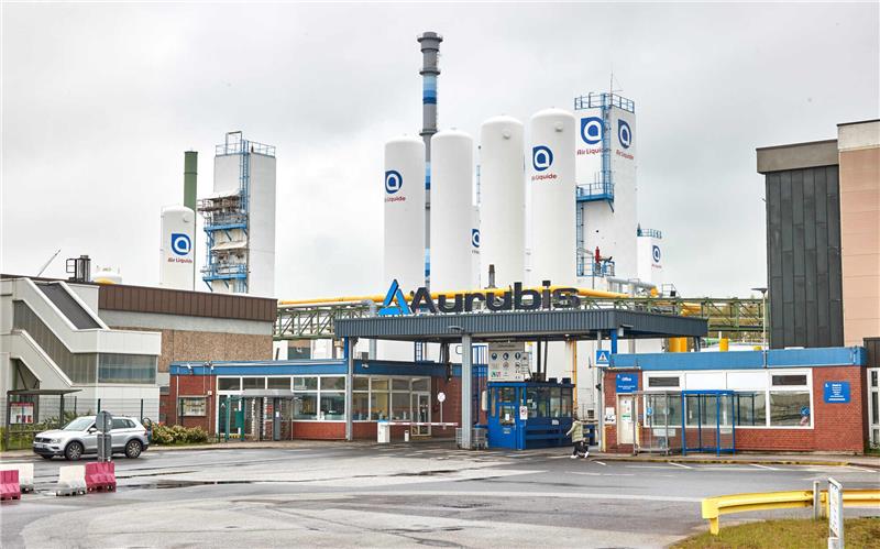Wieder schwerer Unfall bei Aurubis – Mann eingequetscht Blick auf das Eingangstor von Aurubis Werk Ost, wo der tödliche Chemie-Unfall am 11. Mai passierte. Foto: Georg Wendt/dpa