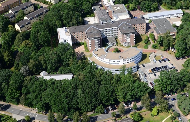 Blick auf das Elbe Klinikum Buxtehude: In dem Waldstück links unten will das Krankenhaus 2016 bis 2020 neue Parkplätze schaffen . Foto Elsen