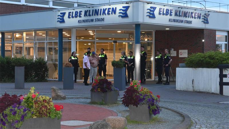 Blick auf das Elbe Klinkum in Stade, links der Verletzte.