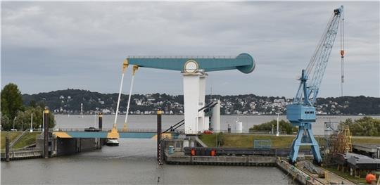 Blick auf das Este-Sperrwerk in Neuenfelde und den Stadtteil Blankenese auf der anderen Elbseite. Foto: Vasel