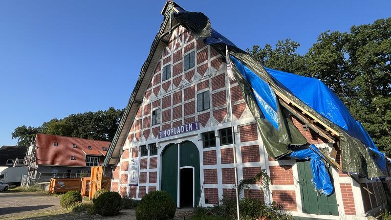 Blick auf das Fachwerkhaus (rechts) und den zum Wohnhaus umgebauten früheren Kuhstall am Daudiecker Weg in Bliedersdorf.