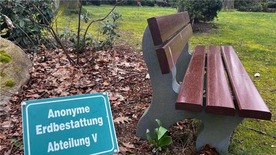 Blick auf das Feld für anonyme Bestattungen auf dem Stader Geestfriedhof.