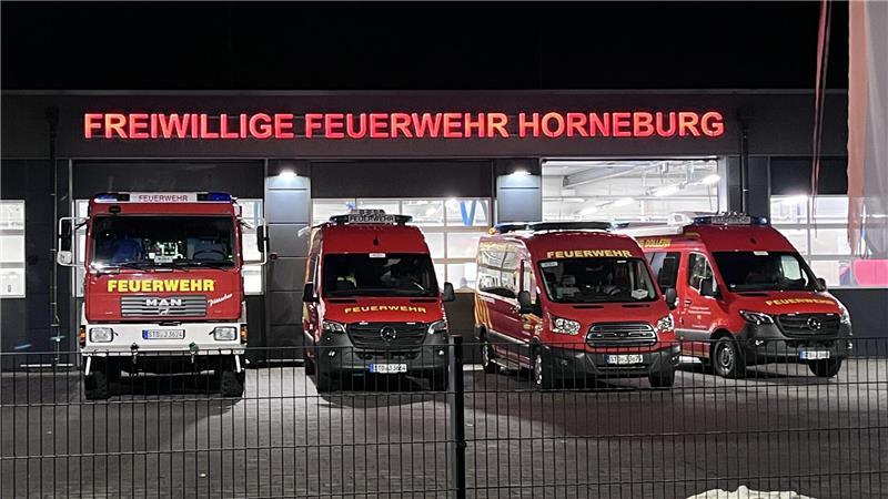 Blick auf das Feuerwehrgerätehaus in Horneburg bei Nacht.