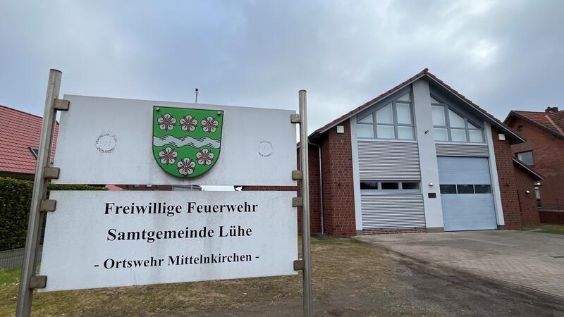 Samtgemeinde Lühe: Feuerwehr-Chef warnt vor erneutem Investitionsstau Blick auf das Feuerwehrgerätehaus in Mittelnkirchen, die Außenanlage sollen in diesem Jahr fertig werden.