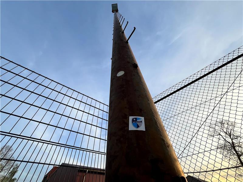 Blick auf das Flutlicht auf dem Sportplatz Steinkirchen.