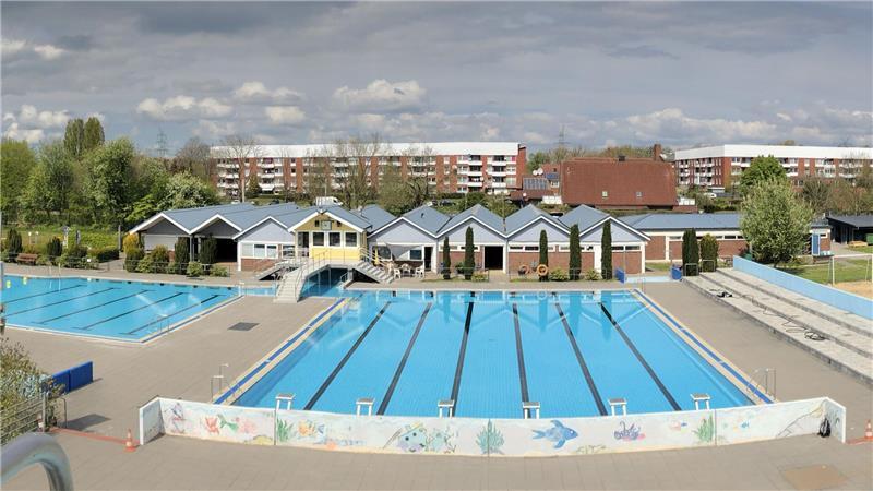 Nach Problemen im Vorjahr: So startet das Bützflether Freibad in die Saison Blick auf das Freibad in Bützfleth mit seinen beiden Schwimmbecken.