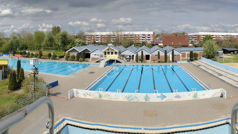 Freibad in Bützfleth ist nicht mehr zu retten – Was kommt jetzt? Blick auf das Freibad in Bützfleth mit seinen beiden Schwimmbecken.