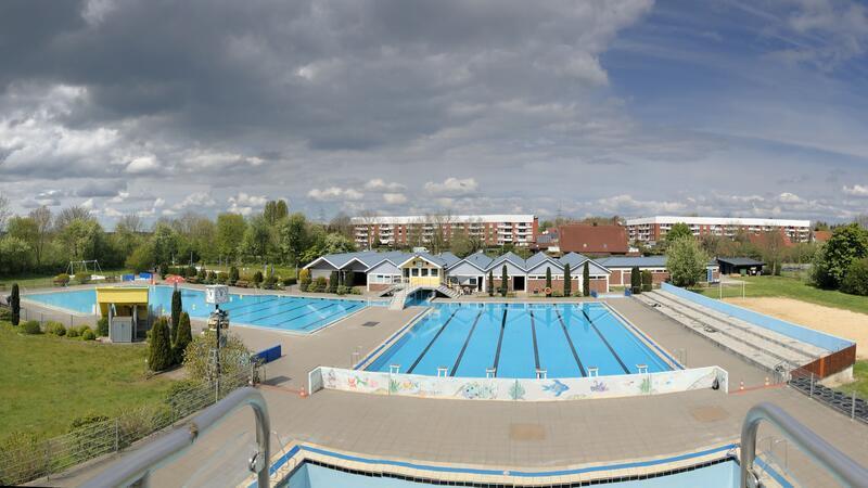 Bürgerverein kämpft mit deftigem Rundumschlag ums Bützflether Freibad Blick auf das Freibad in Bützfleth mit seinen beiden Schwimmbecken.
