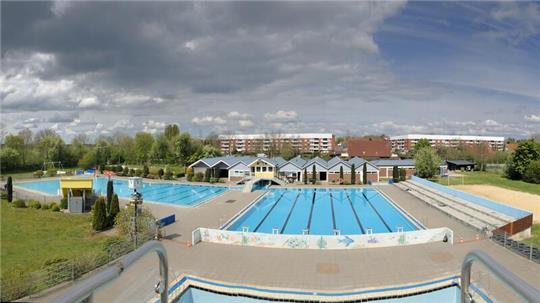 Blick auf das Freibad in Bützfleth mit seinen beiden Schwimmbecken.