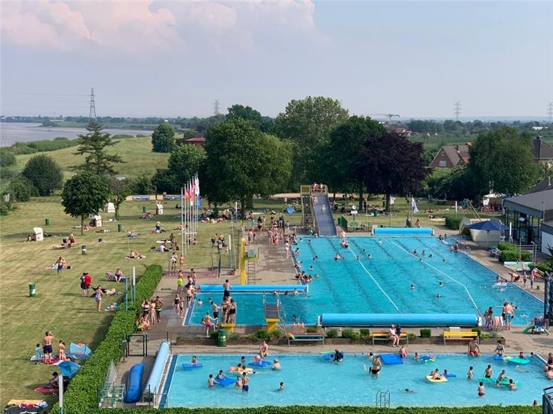 Blick auf das Freibad in Twielenfleth im Sommer 2021: Links fließt die Elbe, rechts ist das Umkleide-, Technik- und Sanitärgebäude zu sehen. Foto: Dunker