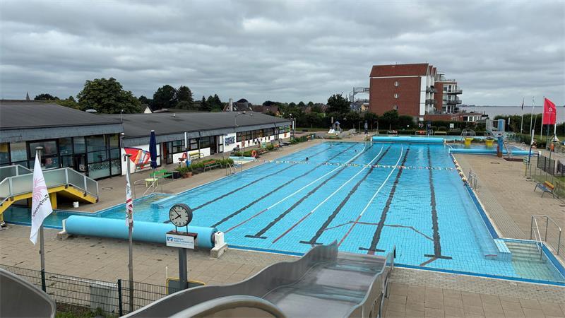 Ferienwohnungen im Freibad: Gerkes Pläne für Twielenfleth Blick auf das Freibad und das Fährhaus in Twielenfleth.